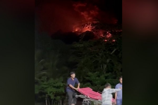 Impactantes erupciones del volcán Ruang obligan a evacuar a unas 800 personas en Indonesia