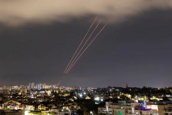 Estados Unidos impone nuevas sanciones al programa de drones de Irán mientras Israel estudia una respuesta al ataque del fin de semana