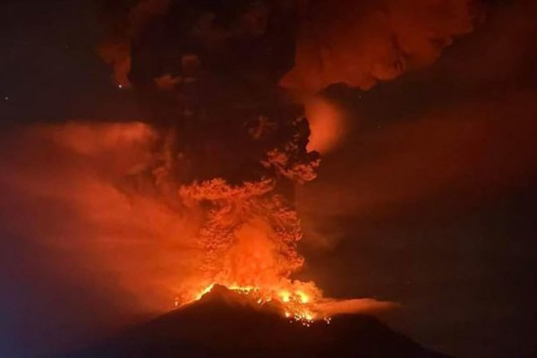 Indonesia emite una alerta de tsunami tras la erupción del volcán monte Ruang en una isla remota
