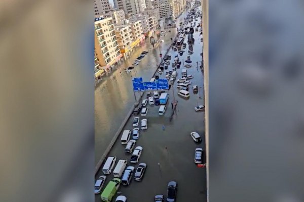 Video muestra a coches atrapados tras las torrenciales lluvias en Emiratos Árabes Unidos