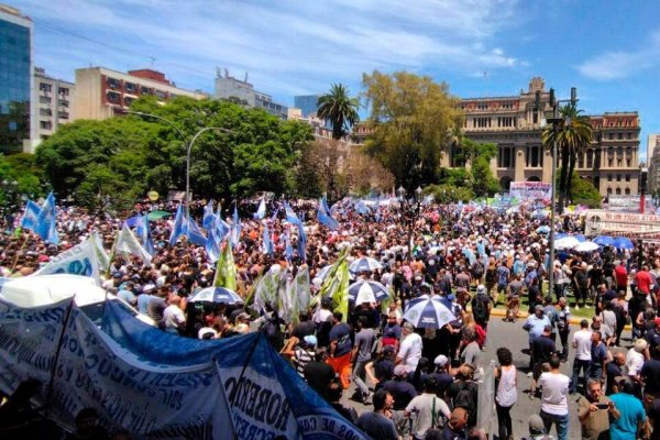 El pueblo a las plazas y calles