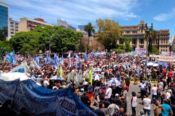 El pueblo a las plazas y calles