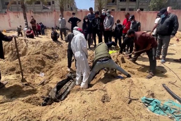 Defensa Civil de Gaza halló cerca de 300 cuerpos en una fosa común