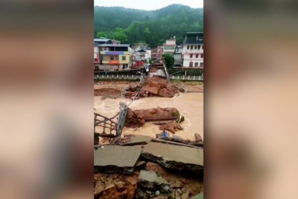 Cámaras de seguridad captan un puente derrumbarse en el sur de China