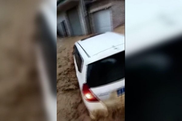 Un auto es arrastrado por las intensas lluvias en China
