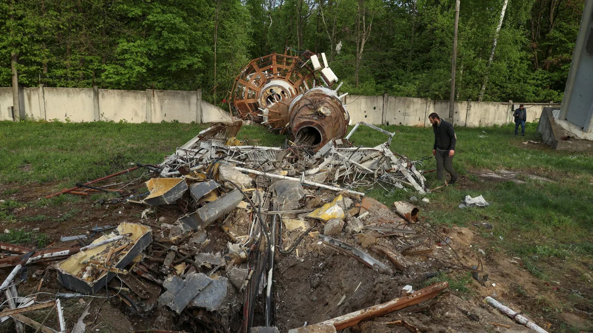 Se desploma parte de la gigantesca torre de televisión en Járkiv tras ataque de Rusia con misiles