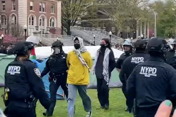 Un video muestra la detención de manifestantes en el campus de la Universidad de Columbia