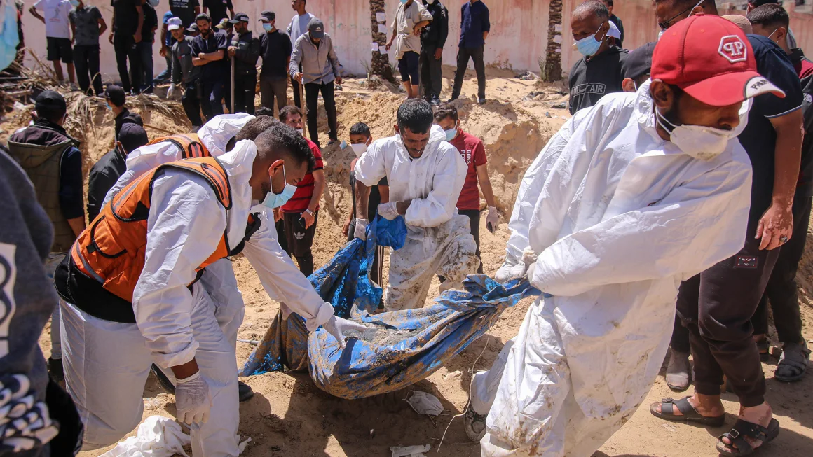 Encuentran casi 300 cadáveres en una fosa común en un hospital de Khan Younis, dice la Defensa Civil de Gaza