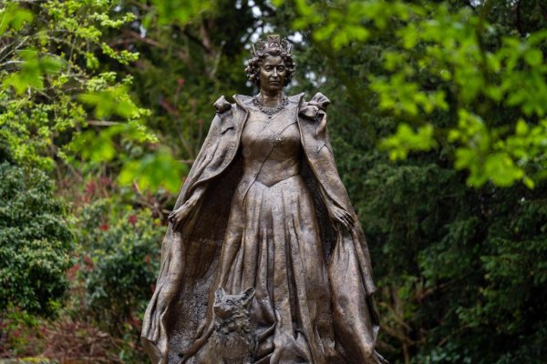 Develan estatua de la reina Isabel II en Inglaterra
