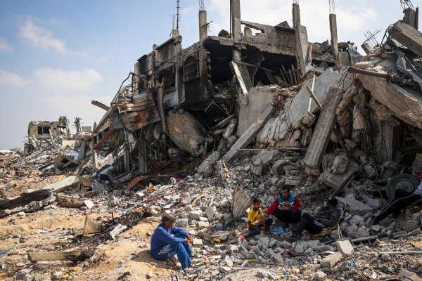 200 días después, los palestinos caminan entre los escombros en Gaza