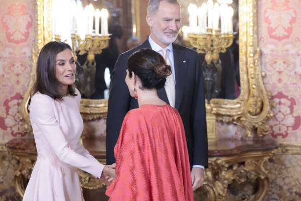 Letizia e Isabel Díaz Ayuso en el Palacio Real: dos vestidos de invitada únicos y el truco más favorecedor