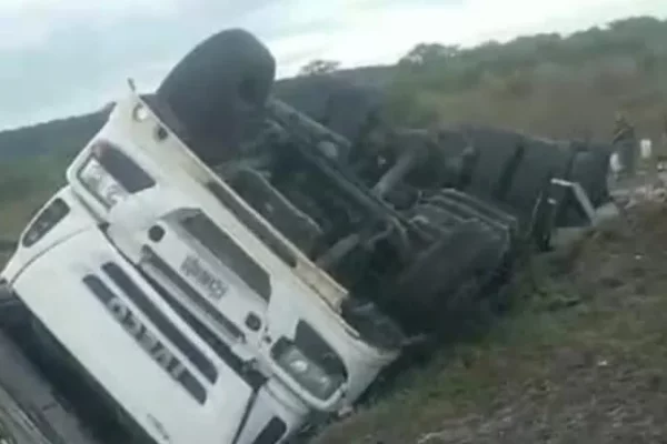 Curuzú Cuatiá: volcó un camión cargado de harina y aceite