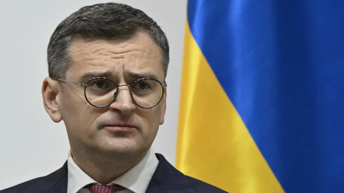 Ucrania presiona a hombres en edad militar en el extranjero suspendiendo sus servicios consulares