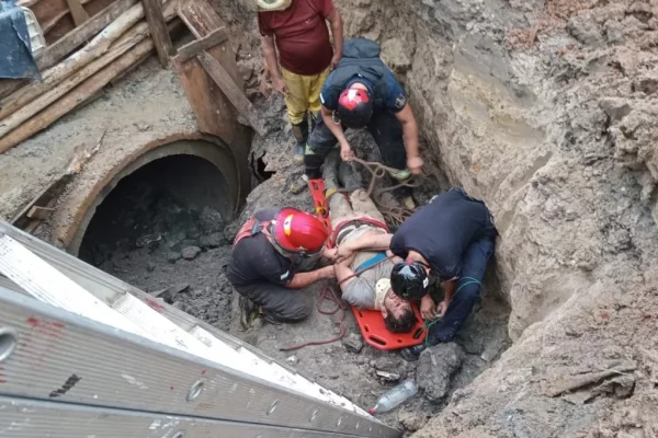 Corrientes: bomberos rescataron a un obrero que cayó a un pozo por un derrumbe