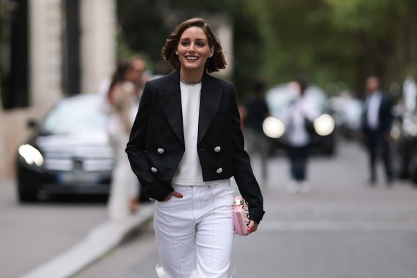 7 outfits con un pantalón blanco para combinarlos como las expertas en moda