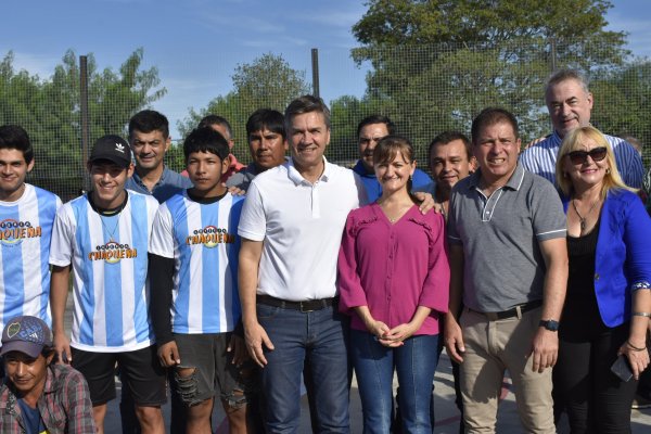 Presidencia Roca: el gobernador Zdero inauguró un playón deportivo y entregó elementos e indumentaria