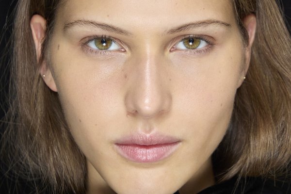Skinny brows, la nueva tendencia en cejas más definidas y arqueadas con efecto lifting
