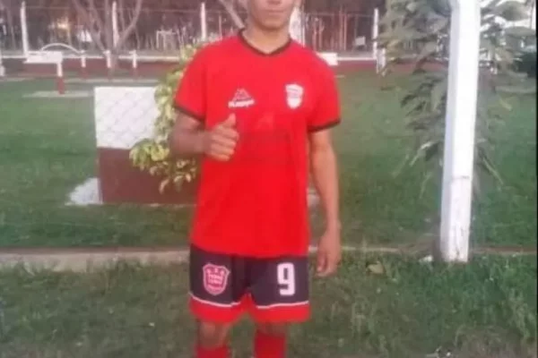Tragedia: murió un futbolista tras chocar contra el muro de una cancha en Corrientes