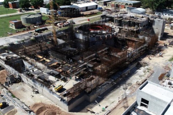 El gobierno congela los fondos para la central nuclear Carem y deja a 570 trabajadores en la calle