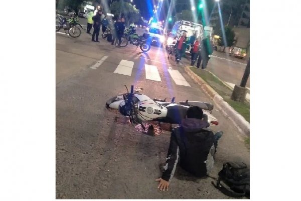 Motociclista chocó a dos policías tras cruzar en rojo el semáforo