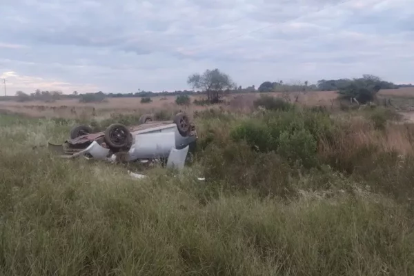 Despiste y vuelco en una ruta correntina