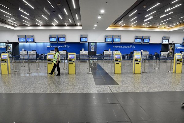 En el día de paro Flybondi y American Airlines trabajan parcialmente