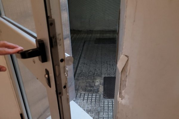 VIOLENTO! Ingresó a un edificio y quiso agredir a los policías