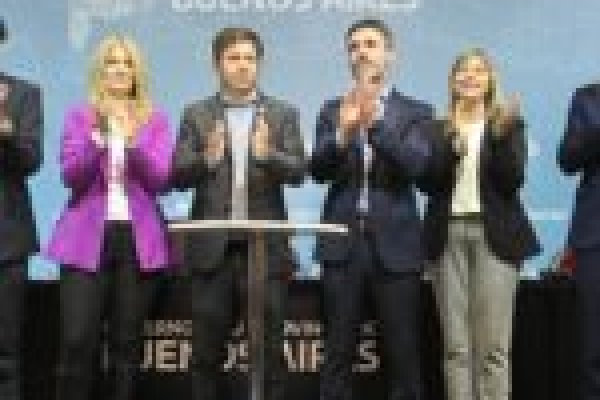 Kicillof formalizó la transferencia de $37.549 millones para los 135 partidos bonaerenses