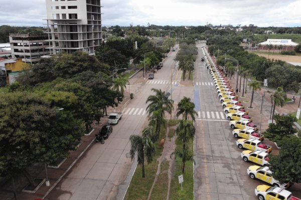 Entrega de autobombas usadas: para ser más vistoso se exhibieron 80 camionetas que ya habían sido entregadas