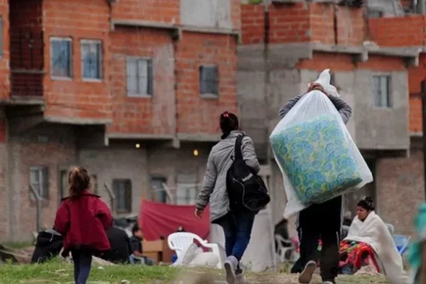 La pobreza alcanzó a casi un 49% de la población en abril, según un informe