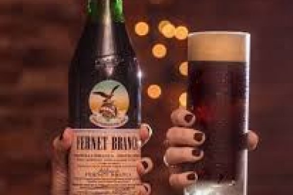 Un Ticktoker revolucionó las redes por combinar fernet con otra bebida