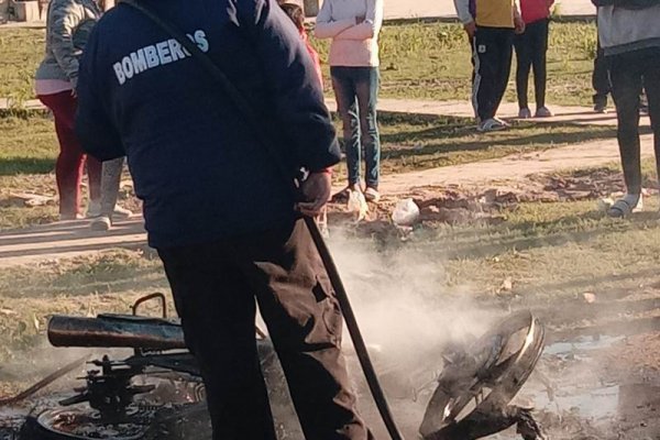 Vecinos persiguieron a un ladrón y quemaron la moto en la que huía