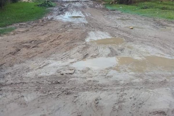 El gobernador salió al rescate de un intendente UCR y prometió arreglar calles de tierra