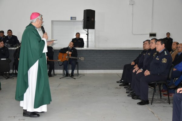 Monseñor Larregain presidió una misa para todos los policías