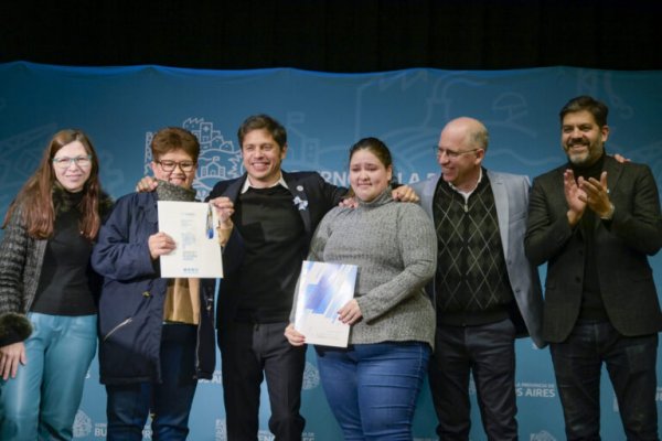 Kicillof entregó viviendas en Coronel Pringles e inauguró un centro de estudios superiores