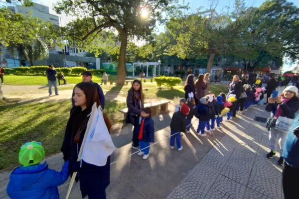 Corrientes: jardineritos celebran su día desfilando por la Peatonal Junín