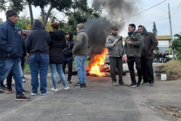Crisis del transporte en Corrientes: chofer suspendido se tiró debajo de un colectivo