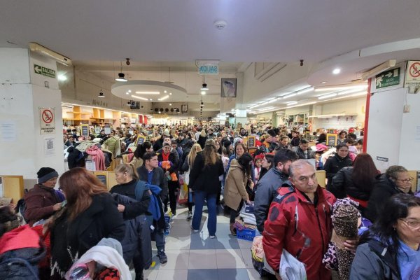 Impactante: un local de la peatonal Junín anunció liquidación y se desbordó de público