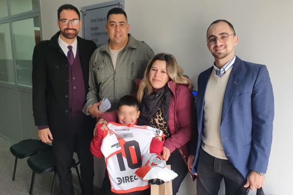 Corrientes: un niño se enteró que su papá del corazón lo adoptó mediante una camiseta de River con su nombre