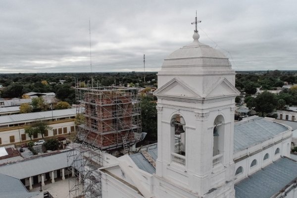 Construye la nueva torre campanario de la parroquia de San Luis “Rey de Francia”