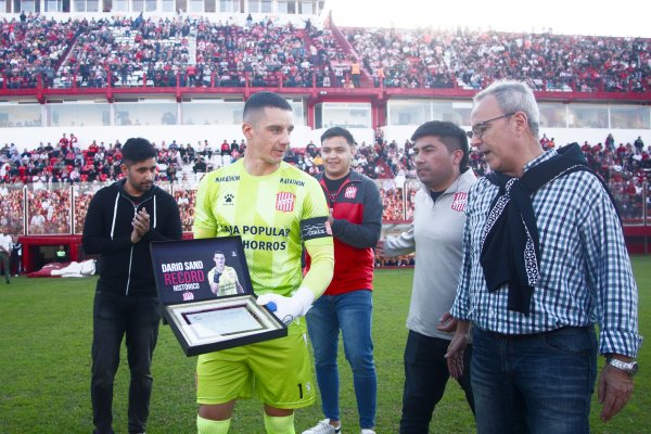 HOMBRE RÉCORD! El correntino Darío Sand reconocido antes del inicio del partido contra Alvarado