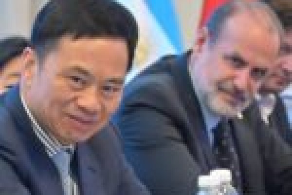 Susbielles mantuvo una reunión con Ma Zejiang, alcalde del Gobierno Popular chino de Yichang