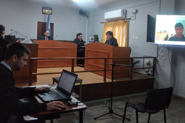 Condenan a prisión efectiva a un hombre que intentó golpear en la cabeza con un machete a un policía