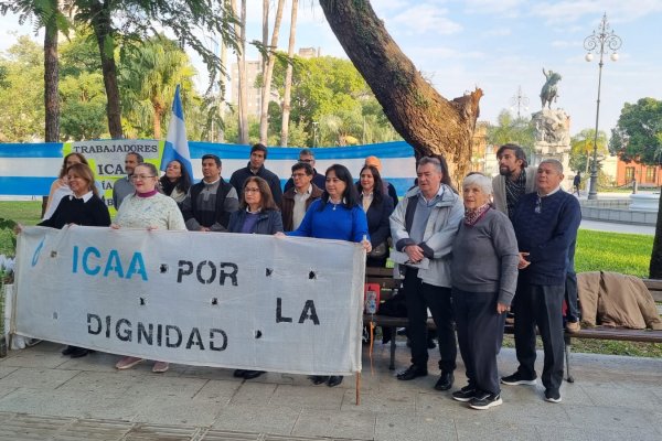 Sigue el incumplimiento de promesas oficiales: ICAA llevó la protesta a la plaza 25 de mayo
