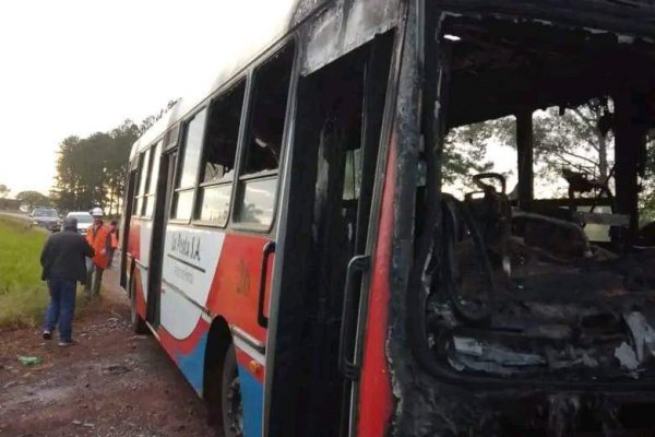 Corrientes: se incendió un colectivo que llevaba 30 pasajeros en el Interior provincial