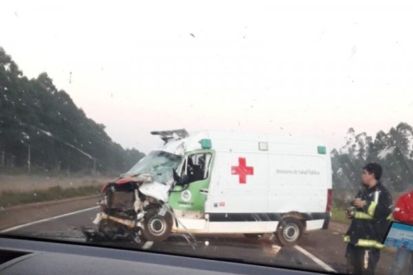 Iba a dar a luz y la ambulancia que la trasladaba chocó contra un camión