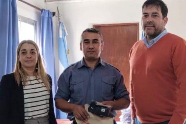 SI HAY MISERIA... Un municipio correntino regala un celular a una comisaría para poder comunicarse