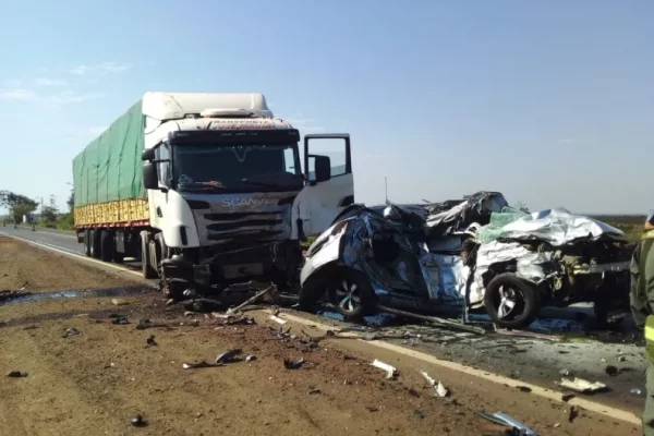 Muere una persona en un choque entre un camión y un automóvil