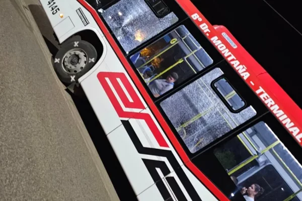Corrientes: balearon a un colectivo urbano con pasajeros a bordo