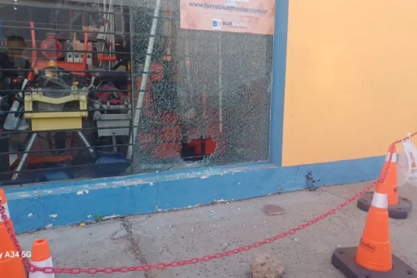 Rompieron la vidriera de una ferretería industrial y se llevaron un martillo